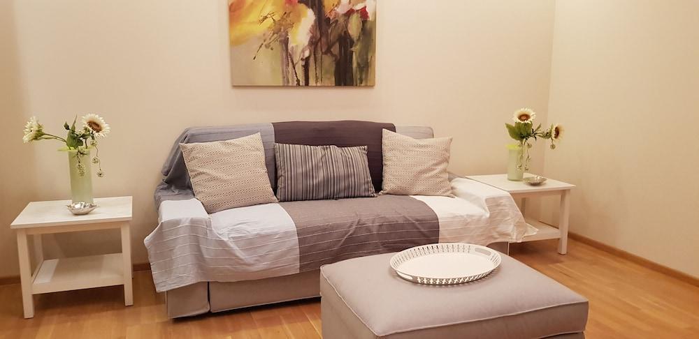Stylish Urban Apartment By Yha Атина Екстериор снимка