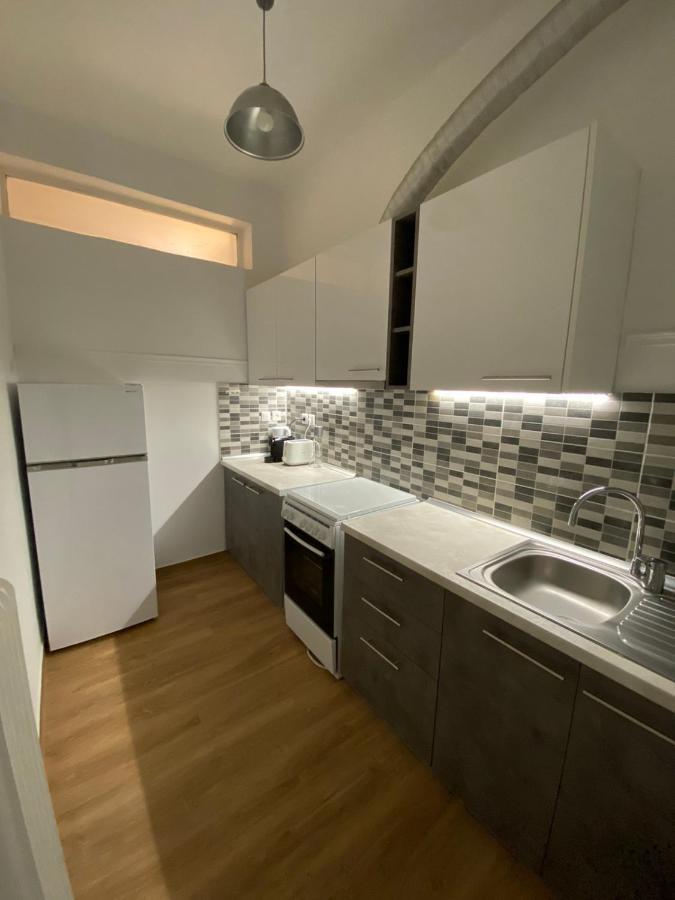Stylish Urban Apartment By Yha Атина Екстериор снимка