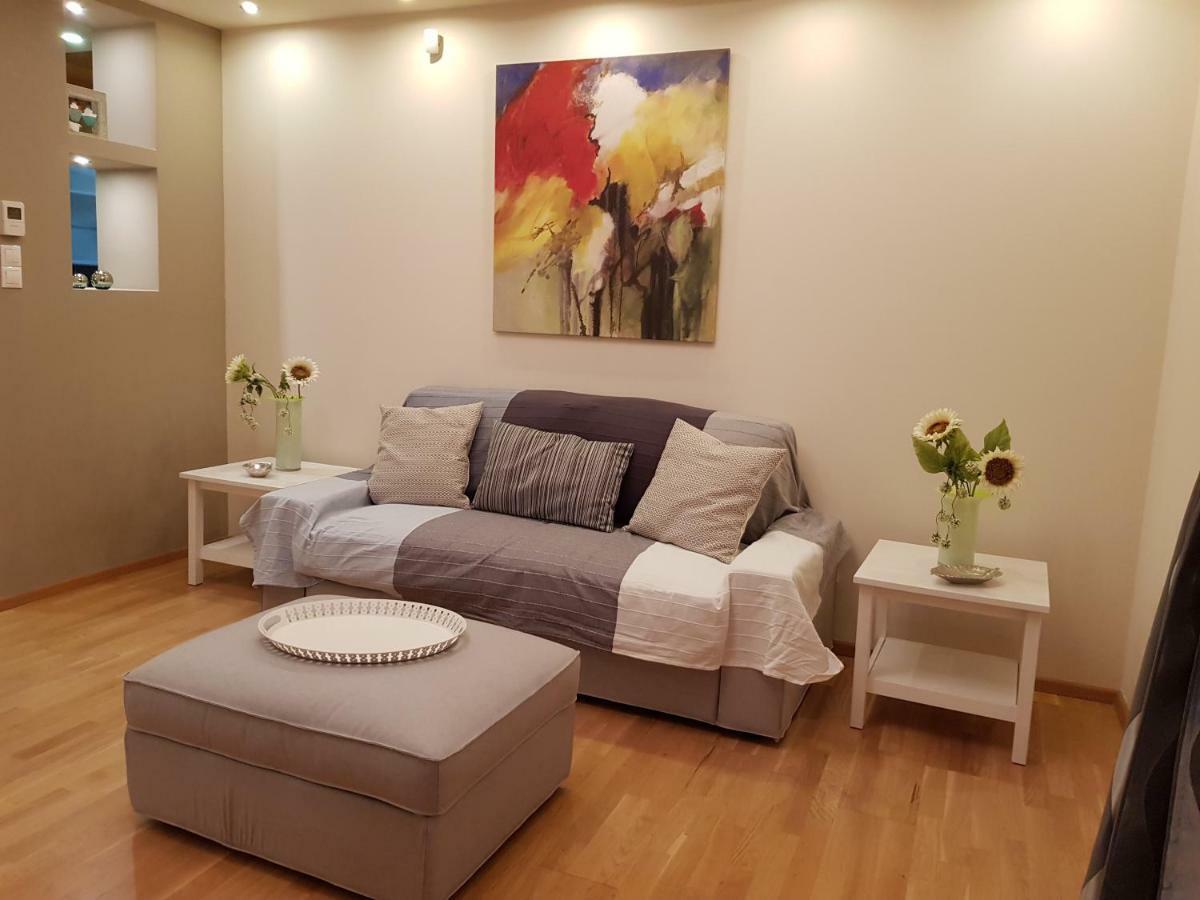 Stylish Urban Apartment By Yha Атина Екстериор снимка
